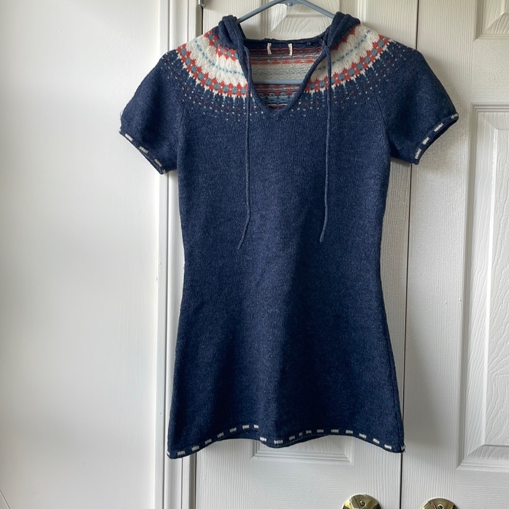 Short sleeve sweater with hood